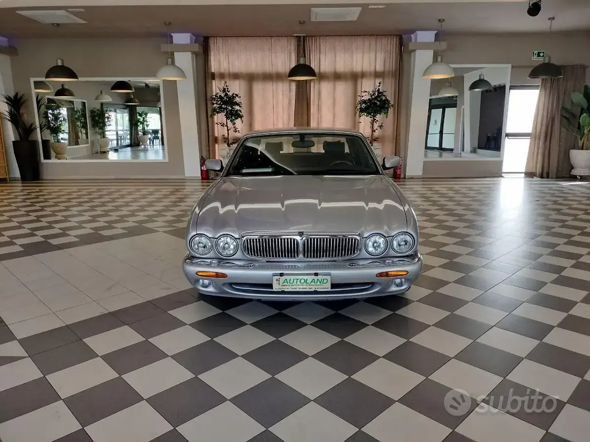 Usata Jaguar XJ Executive 237 CV (174 kW) 2002 Argento metallizzato Berlina