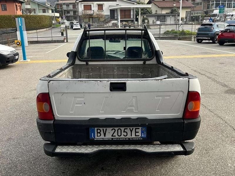 Usata Fiat Strada 63 CV (46 kW) 2001 Bianco Pick-up