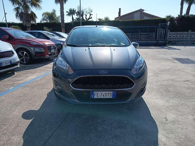 Usata Ford Fiesta 75 CV (55 kW) 2016 Grigio Berlina