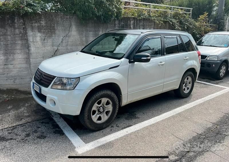 Bianco Usata 2010 Suzuki Grand Vitara SUV | 8500 € (Buon prezzo) - Immagine 1/4