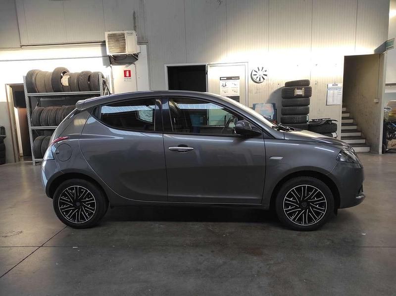 Usata Lancia Ypsilon Gold 69 CV (50 kW) 2022 Grigio scuro metallizzato Utilitaria