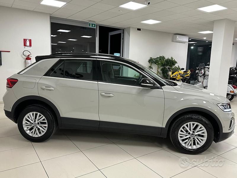 Usata VW T-Roc Life 110 CV (80 kW) 2023 Beige SUV
