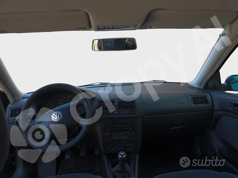 Grigio Usata 2001 VW Golf Comfortline Tre volumi | 2500 € (Buon prezzo) - Immagine 1/4