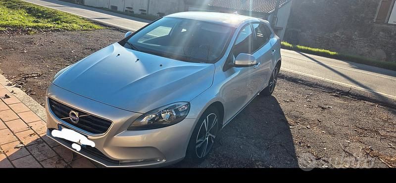 Grigio Usata 2015 Volvo V40 Momentum Tre volumi | 10.500 € (Molto cara) - Immagine 1/4