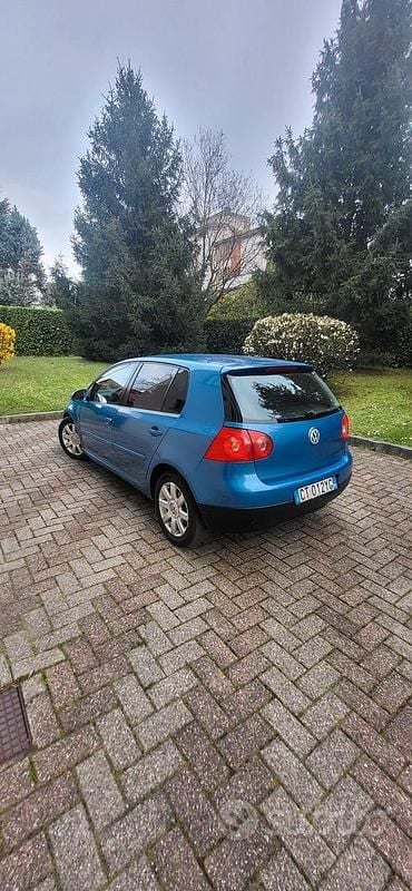 Usata VW Golf V 115 CV (84 kW) 2005 Blu Utilitaria