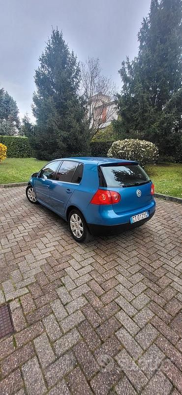 Usata VW Golf V 2005 Blu Utilitaria