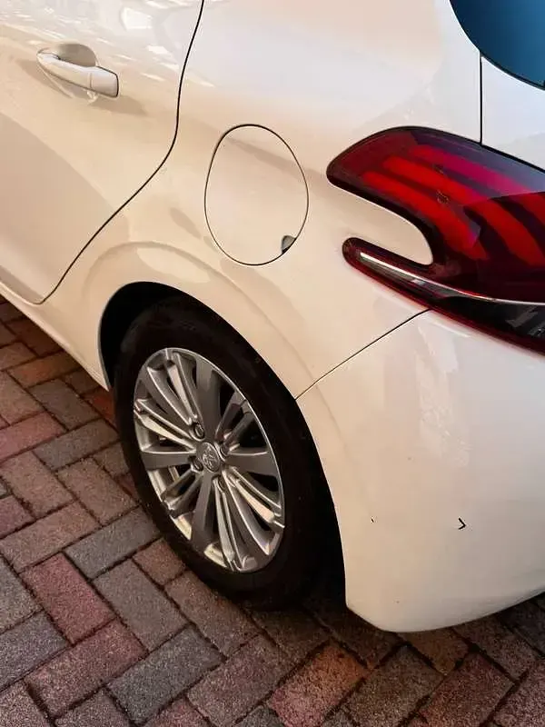 Usata Peugeot 208 Allure 82 CV (60 kW) 2018 Utilitaria