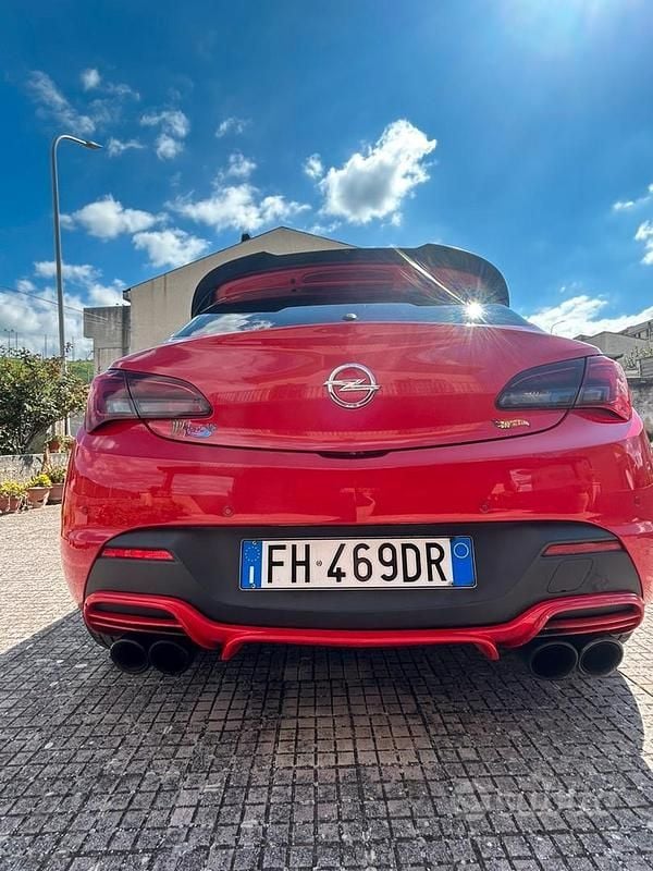 Usata Opel Astra GTC 136 CV (100 kW) 2017 Rosso Berlina