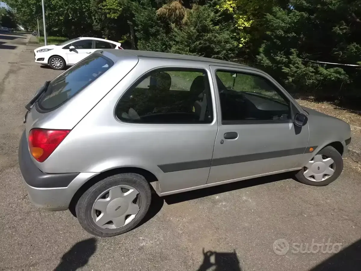 Usata Ford Fiesta Ghia 75 CV (55 kW) 2001 Grigio Utilitaria