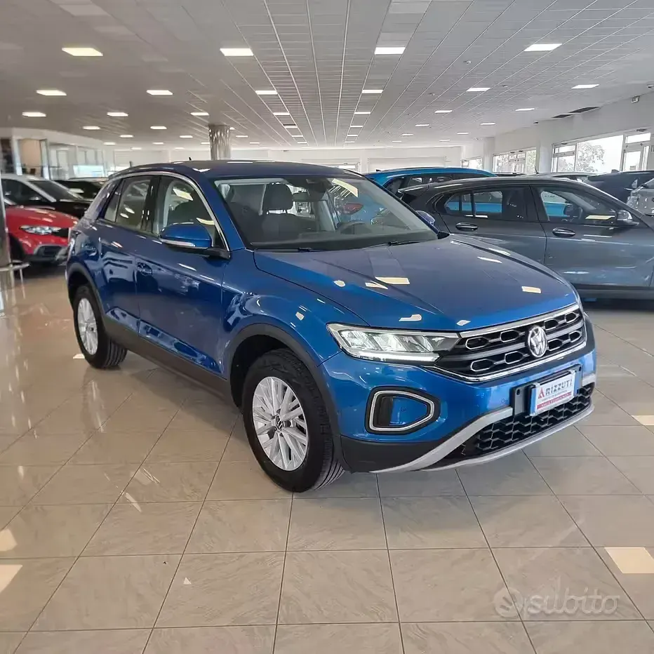 Usata VW T-Roc Life 110 CV (80 kW) 2023 Bluazzurro SUV