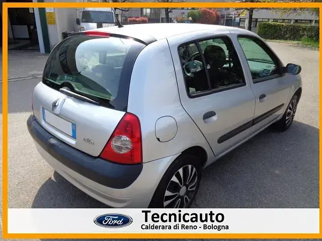 Usata Renault Clio 74 CV (54 kW) 2005 Argento metallizzato Utilitaria