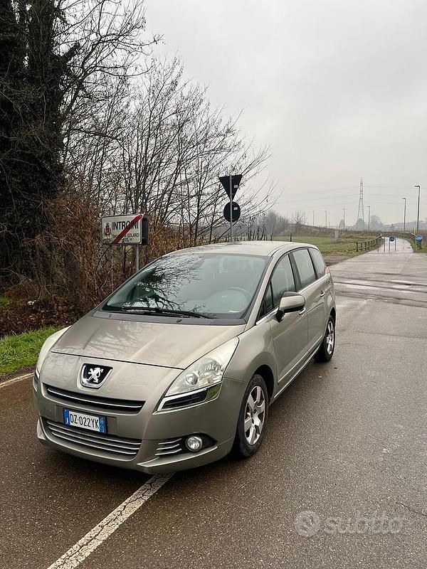 Usata Peugeot 5008 112 CV (82 kW) 2010 Grigio Monovolume