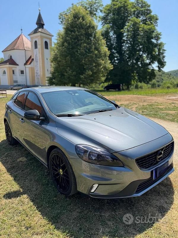 Usata Volvo V40 R-Design 120 CV (88 kW) 2017 Grigio Station wagon