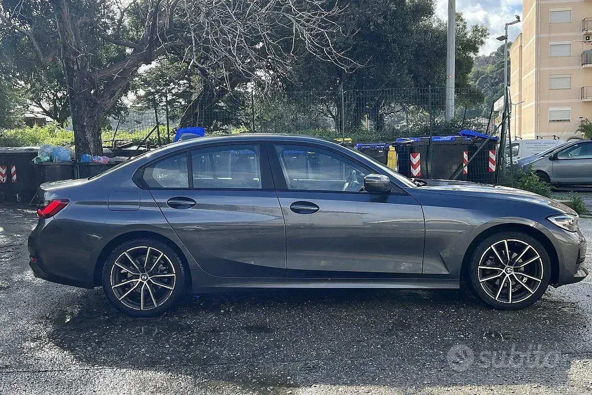 Begagnad BMW 318 Advantage 150 HK (110 kW) 2022 Grå Sedan