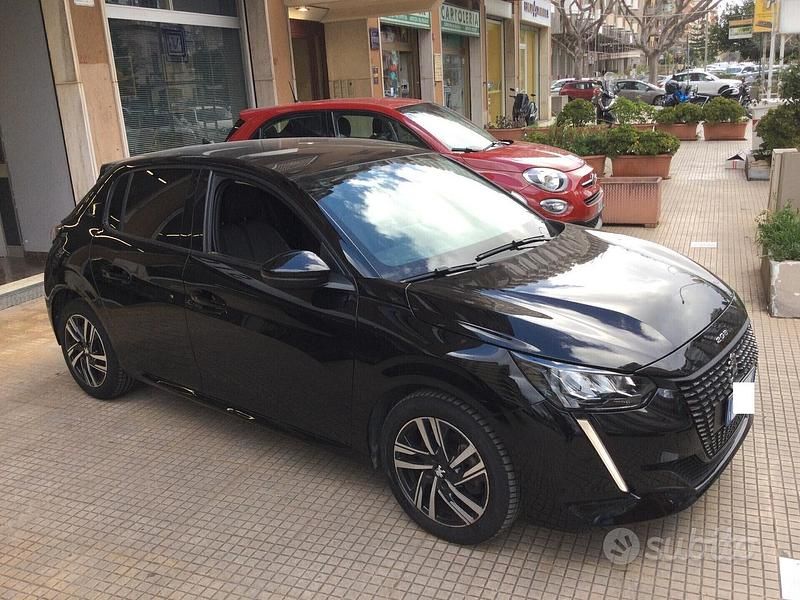Usata Peugeot 208 Allure 101 CV (74 kW) 2023 Nero Utilitaria
