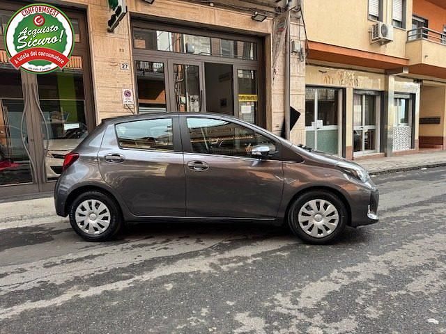 Usata Toyota Yaris Lounge 69 CV (50 kW) 2015 Grigio scuro Utilitaria