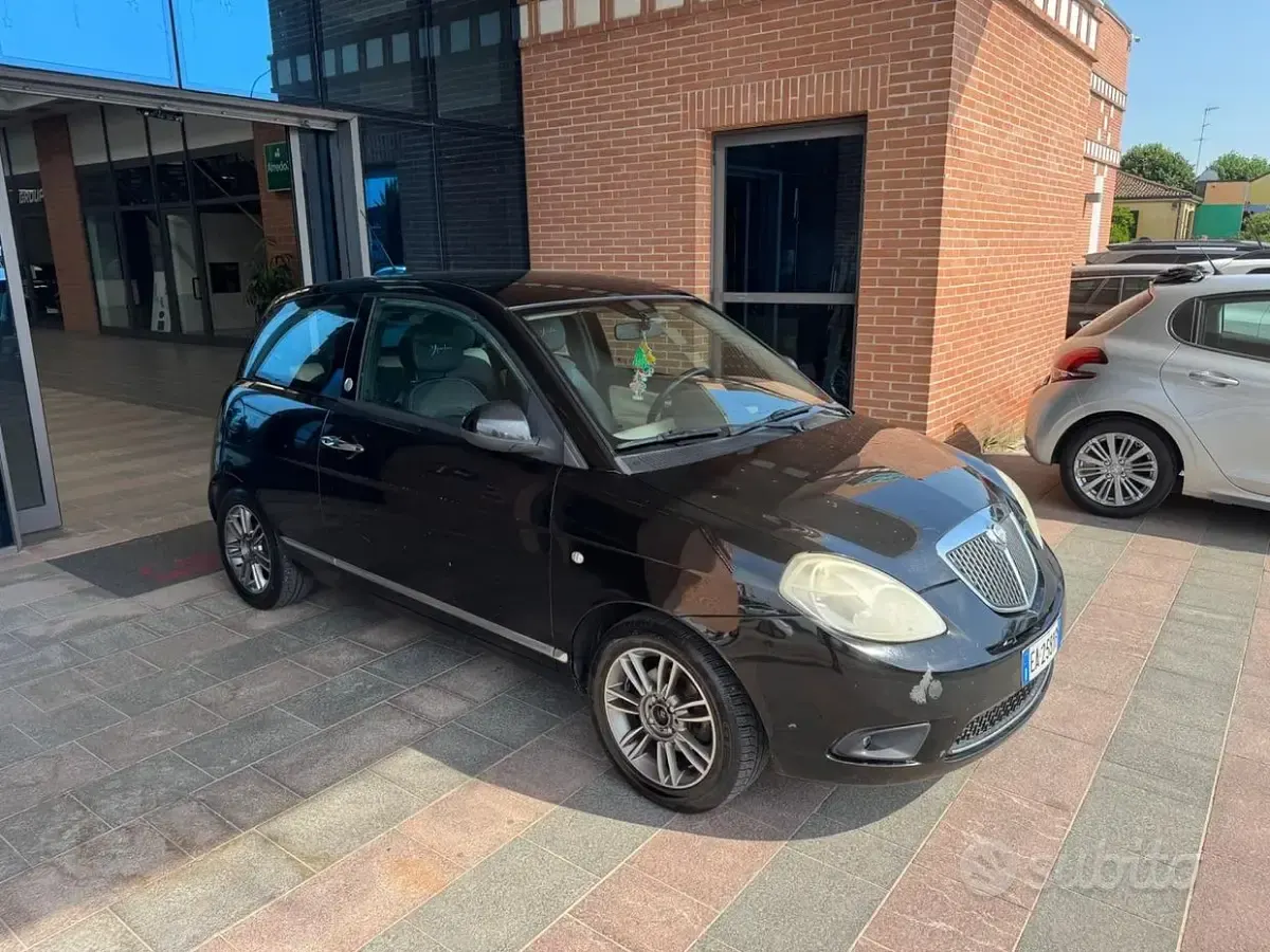 Usata Lancia Ypsilon 77 CV (56 kW) 2010 Nero Utilitaria