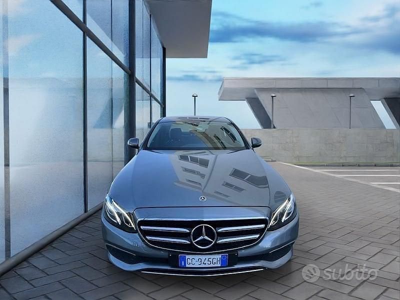 Usata Mercedes E220 Business 194 CV (142 kW) 2020 Grigio Berlina