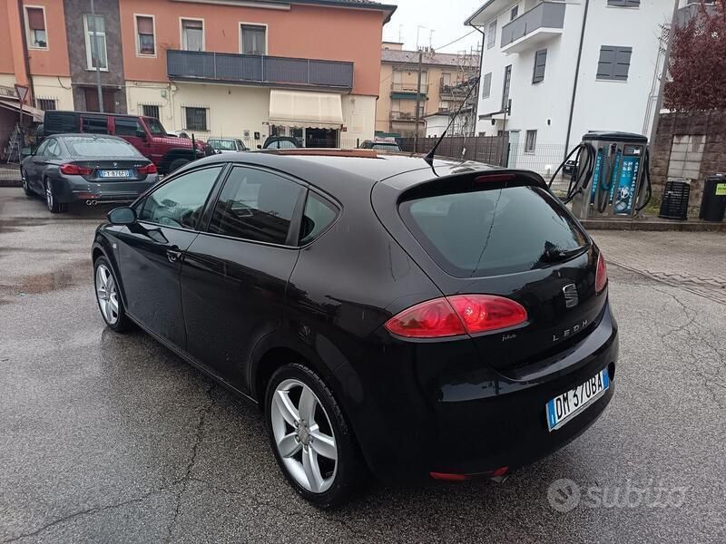 Usata Seat Leon 105 CV (77 kW) 2007 Nero Berlina