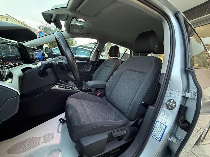 Usata VW Golf VIII Life 131 CV (96 kW) 2021 Argento Berlina