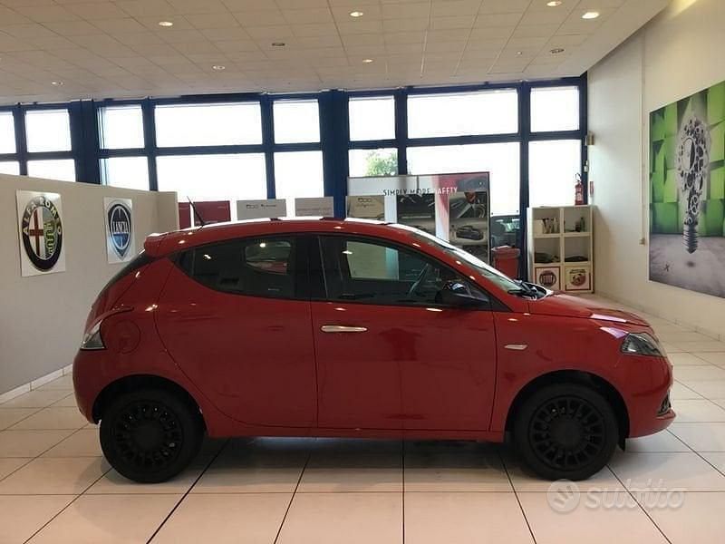 Usata Lancia Ypsilon Silver 70 CV (51 kW) 2022 Rosso Utilitaria