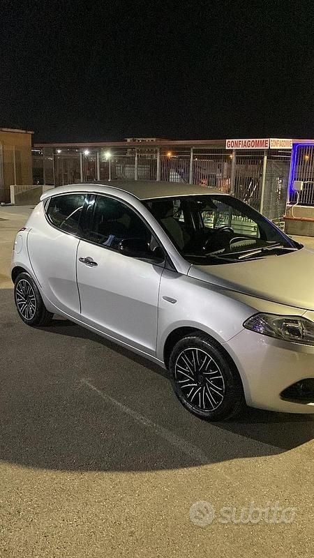 Usata Lancia Ypsilon 69 CV (50 kW) 2018 Grigio Utilitaria