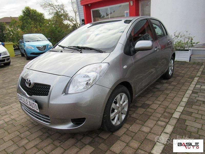 Usata Toyota Yaris 87 CV (63 kW) 2008 Grigio chiaro Utilitaria