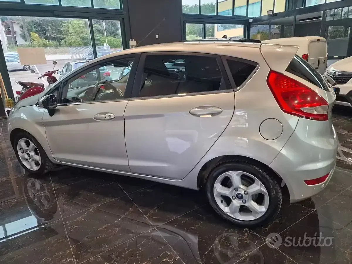Usata Ford Fiesta 97 CV (71 kW) 2011 Grigio Berlina
