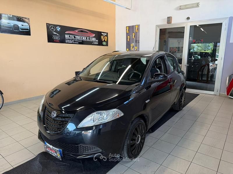 Usata Lancia Ypsilon 69 CV (50 kW) 2015 Nero Utilitaria