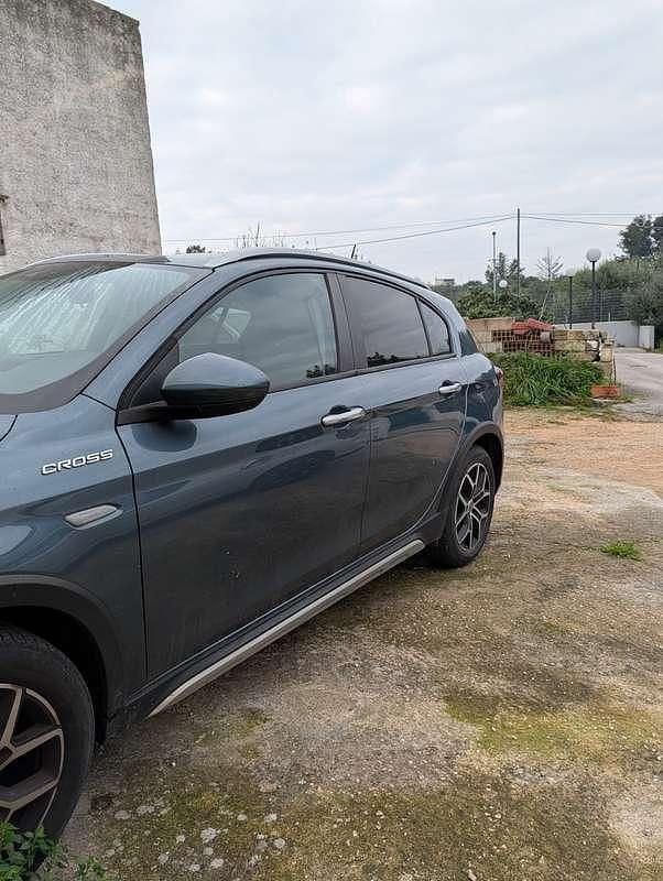 Usata Fiat Tipo Cross 131 CV (96 kW) 2023 Blu/azzurro Berlina