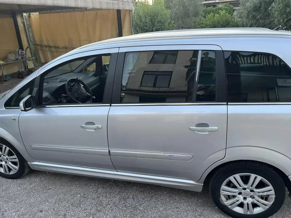 Usata Opel Zafira 94 CV (69 kW) 2009 Grigio Monovolume