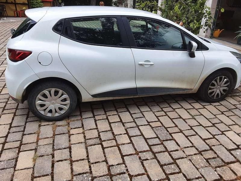 Bianco Usata 2013 Renault Clio IV Tre volumi | 4500 € (Ottimo prezzo) - Immagine 1/4