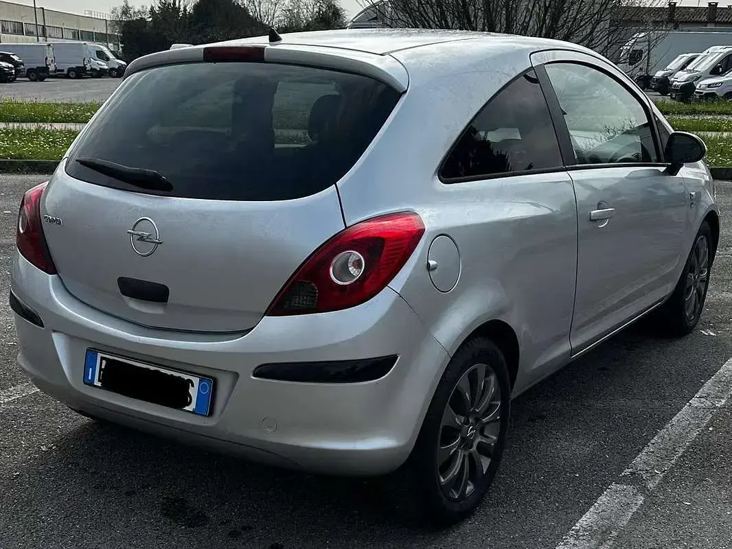 Usata Opel Corsa Club 86 CV (63 kW) 2010 Argento Utilitaria