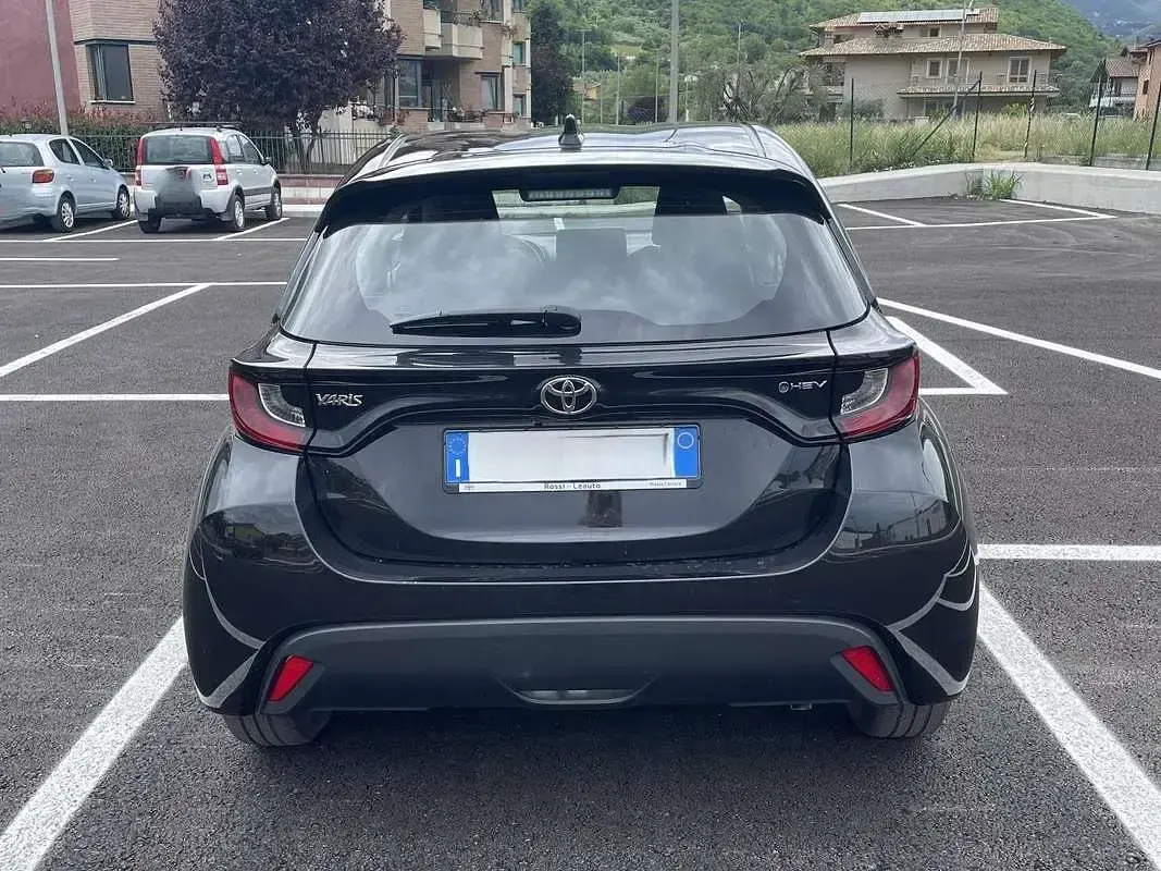 Usata Toyota Yaris Hybrid Active 92 CV (67 kW) 2024 Nero Berlina