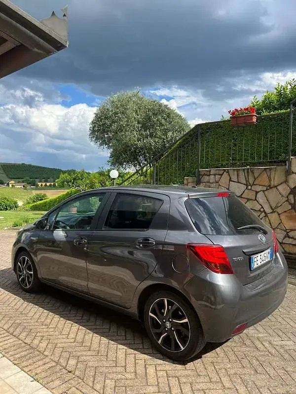 Usata Toyota Yaris Hybrid Style 75 CV (55 kW) 2016 Berlina