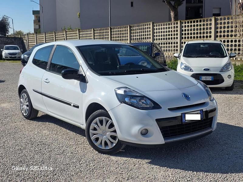Usata Renault Clio II Luxe 74 CV (54 kW) 2010 Bianco Berlina