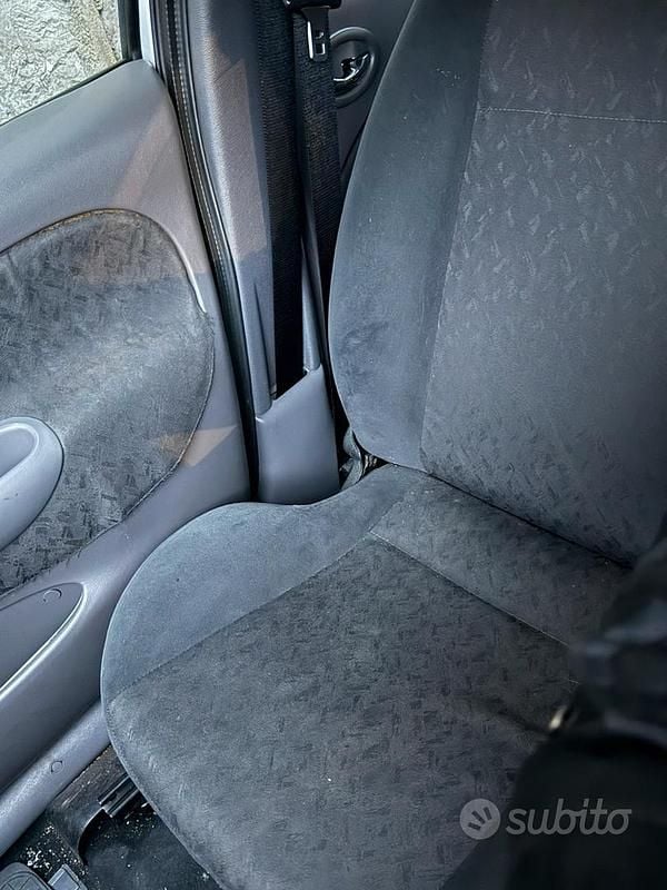 Usata Ford Fiesta Ghia 75 CV (55 kW) 2000 Grigio Utilitaria