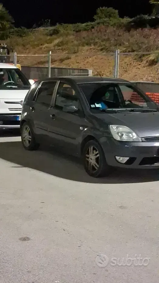 Usata Ford Fiesta 90 CV (66 kW) 2005 Grigio Utilitaria