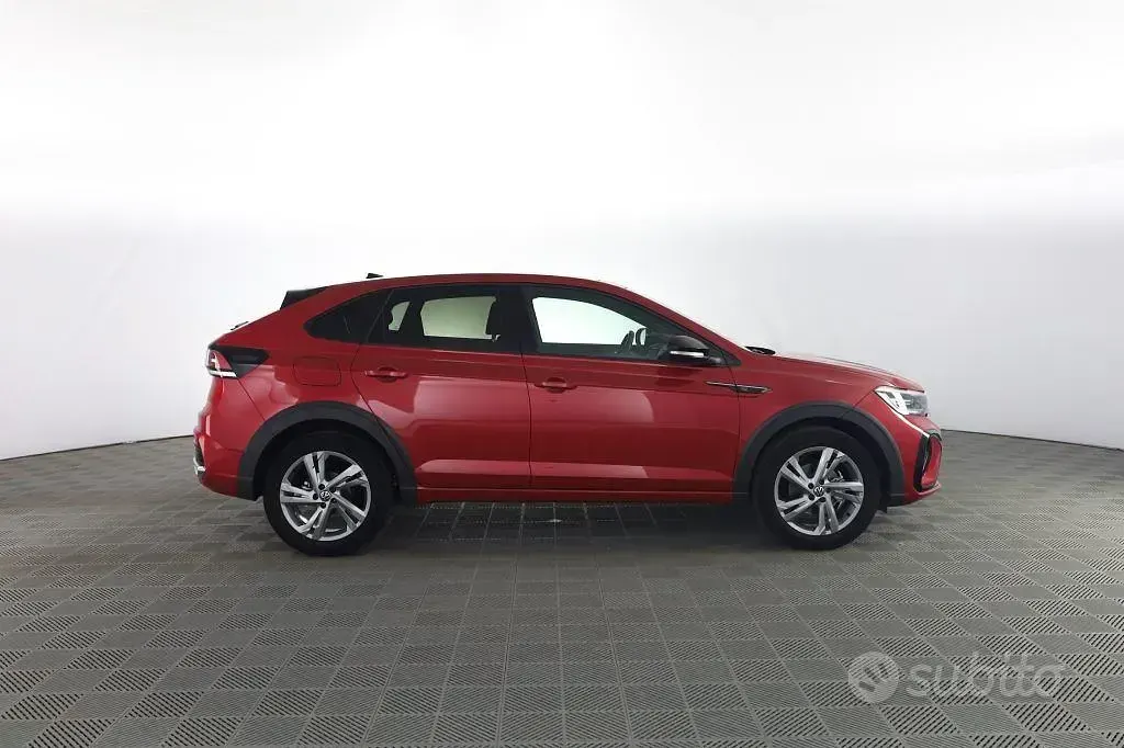 Usata VW Taigo R-line 110 CV (80 kW) 2024 Kings red con tetto nero pastello SUV