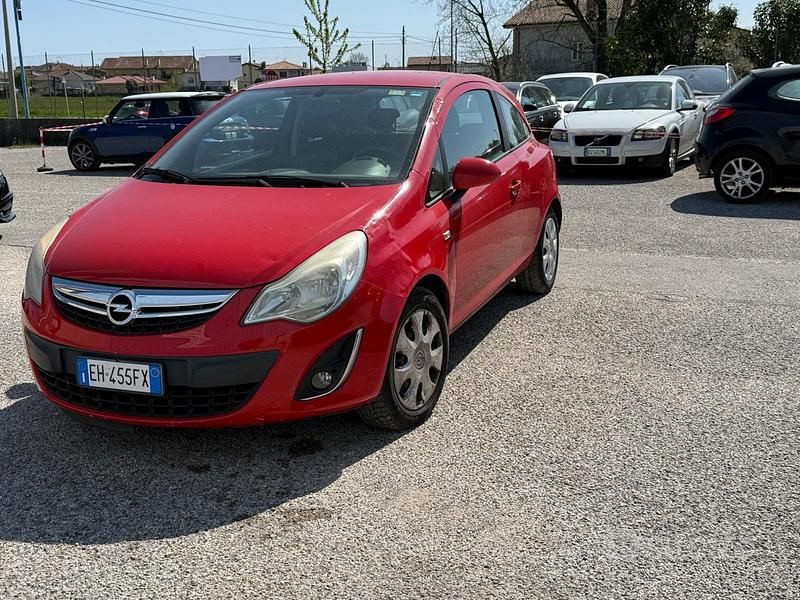 Usata Opel Corsa Club 85 CV (62 kW) 2011 Rosso Utilitaria