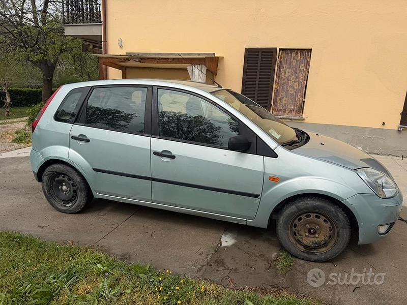 Begagnad Ford Fiesta 75 HK (55 kW) 2004 Halvkombi