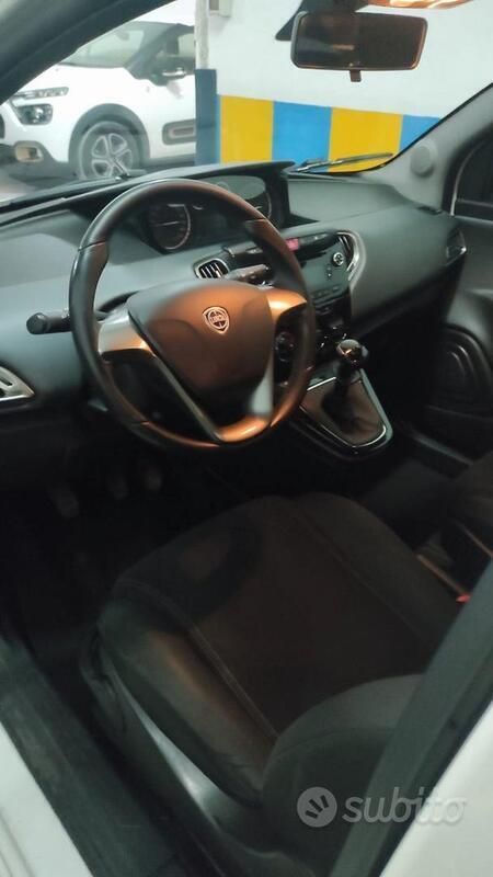 Usata Lancia Ypsilon 69 CV (50 kW) 2015 Bianco Utilitaria