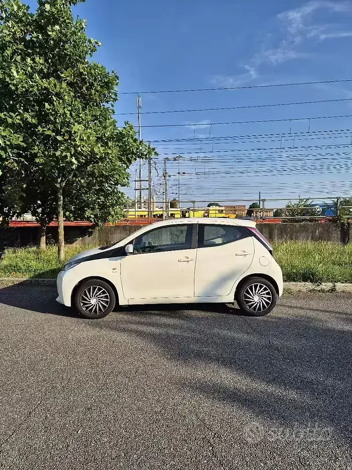 Usata Toyota Aygo 69 CV (50 kW) 2018 Bianco Utilitaria