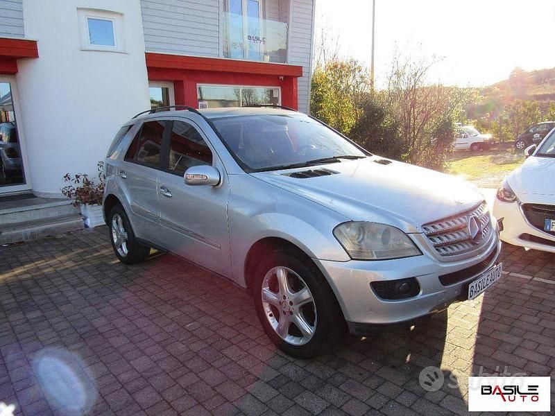 Usata Mercedes ML320 224 CV (164 kW) 2005 Grigio chiaro SUV