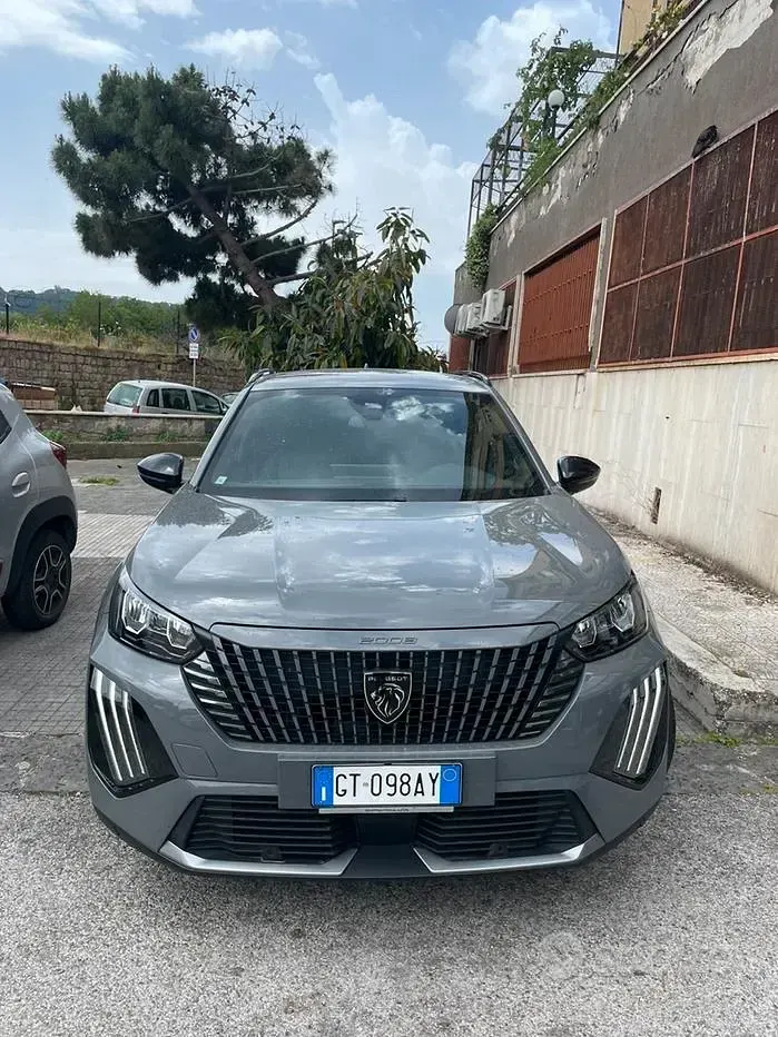 Usata Peugeot 2008 Allure 102 CV (75 kW) 2024 Grigio SUV