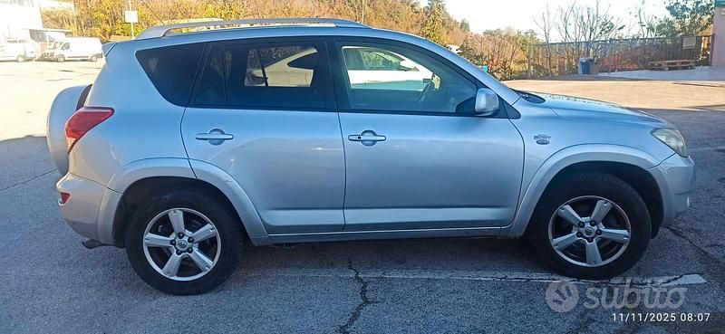 Grigio Usata 2007 Toyota RAV4 SUV | 3600 € (Ottimo prezzo) - Immagine 1/4