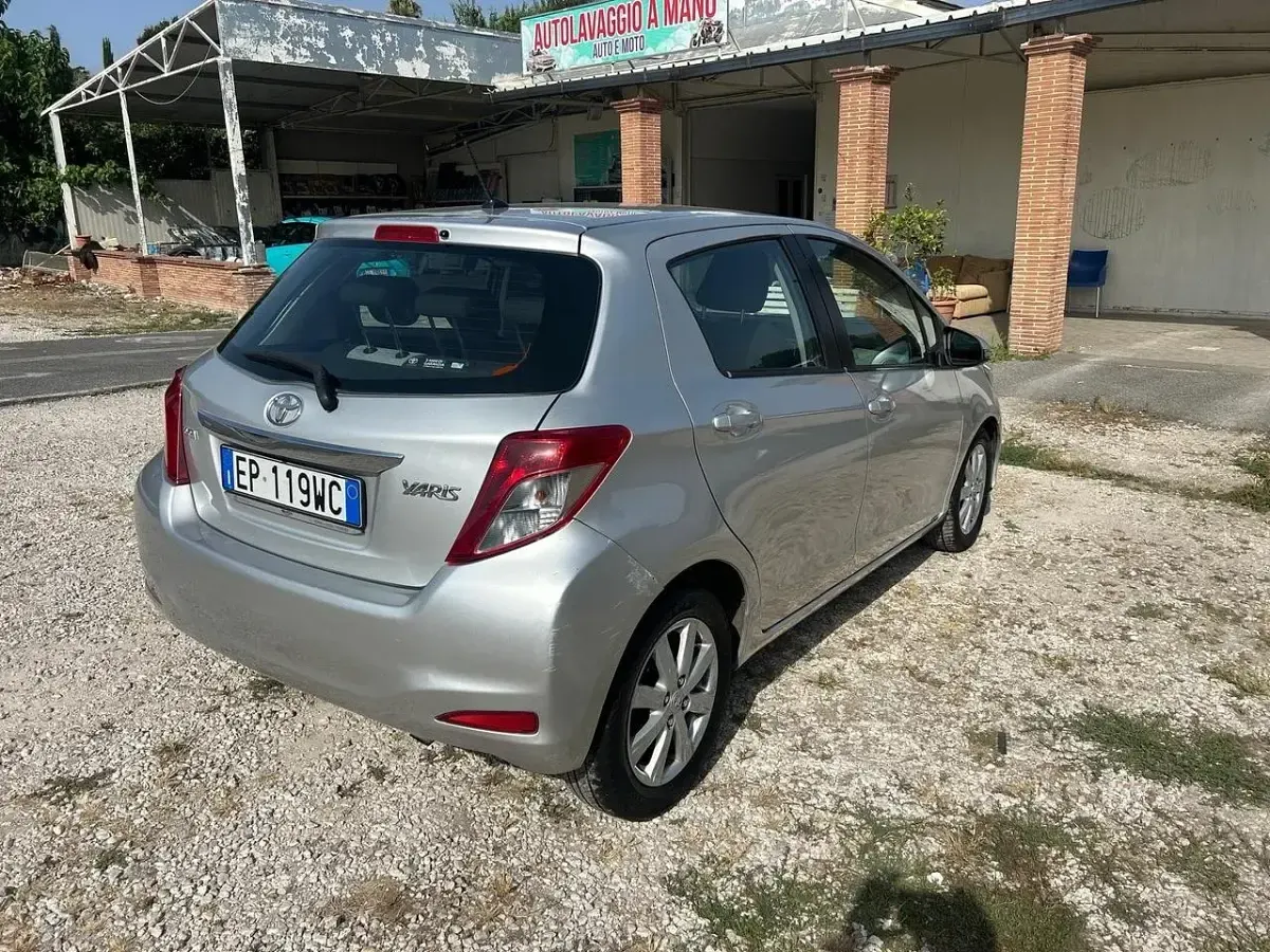 Usata Toyota Yaris Lounge 90 CV (66 kW) 2013 Argento Utilitaria