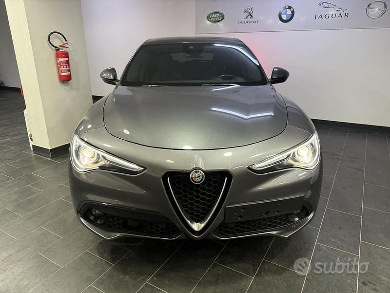 Usado Alfa Romeo Stelvio Business 190 CV (139 kW) 2023 Gris SUV