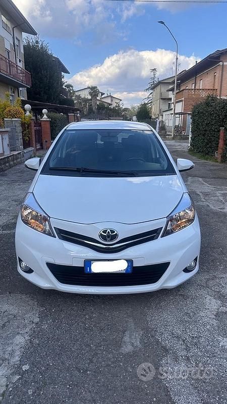 Usata Toyota Yaris Lounge 90 CV (66 kW) 2014 Bianco Utilitaria