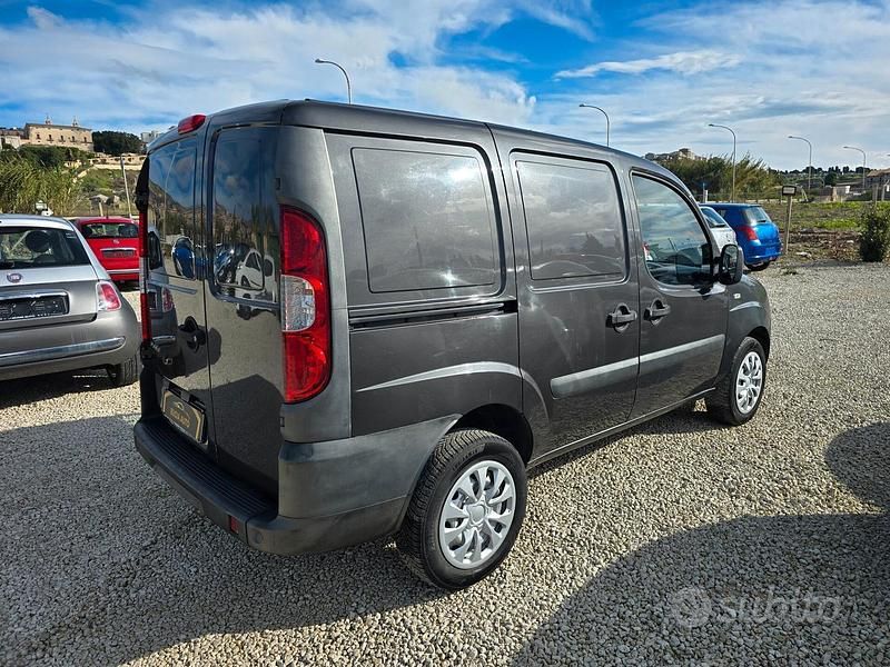 Usata Fiat Doblò 85 CV (62 kW) 2009 Grigio Monovolume